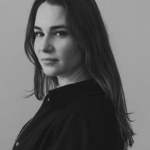 Olivia Maria Schaaf mit verschränkten Armen